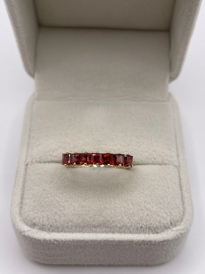 9ct gold garnet ring