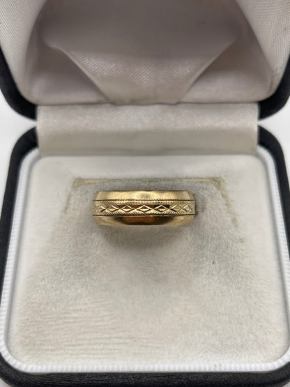 9ct gold patterned band