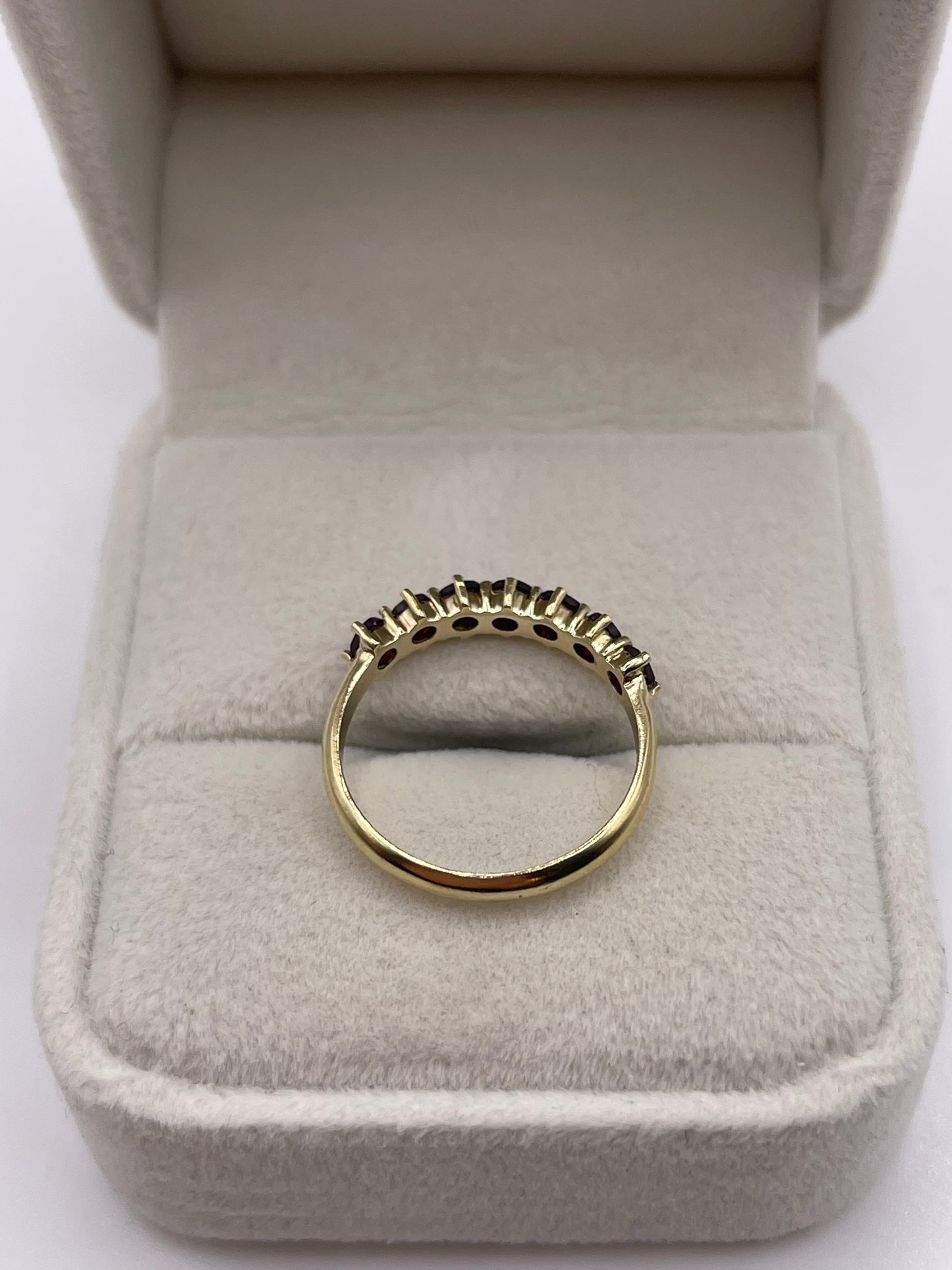 9ct gold garnet ring