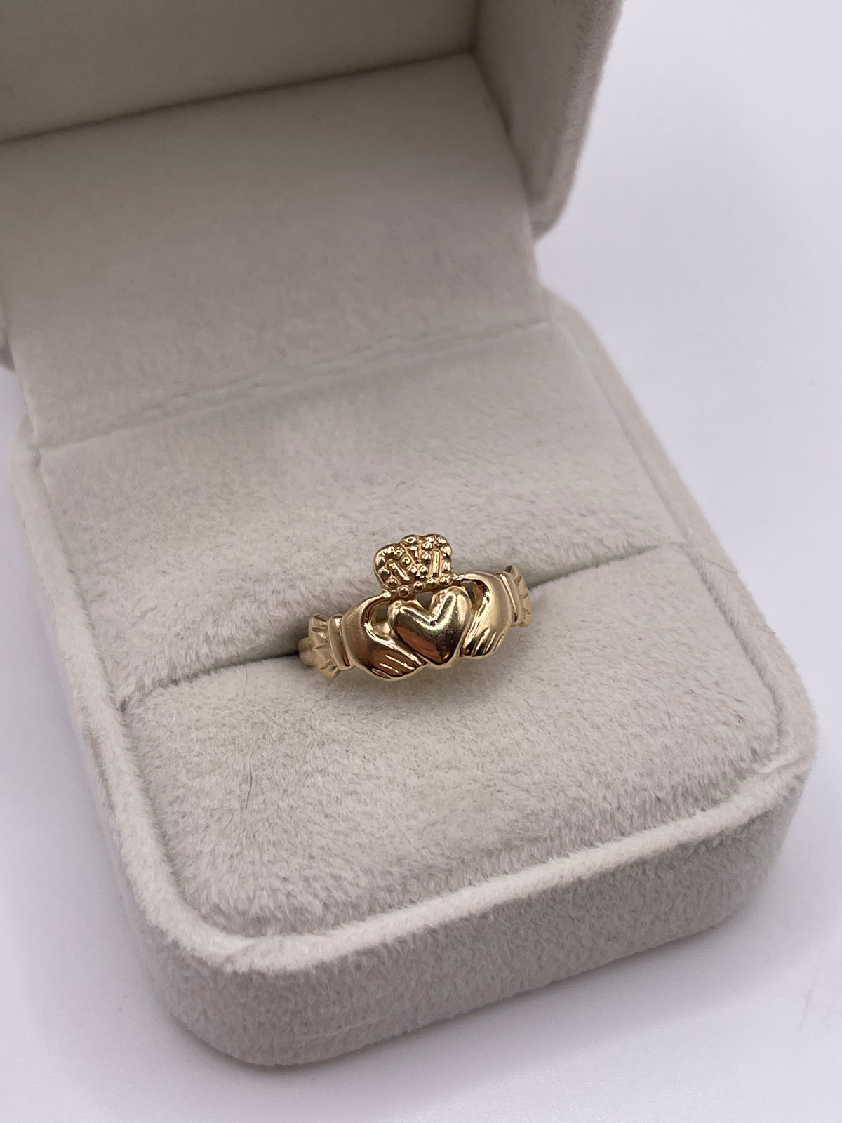 9ct gold claddagh ring