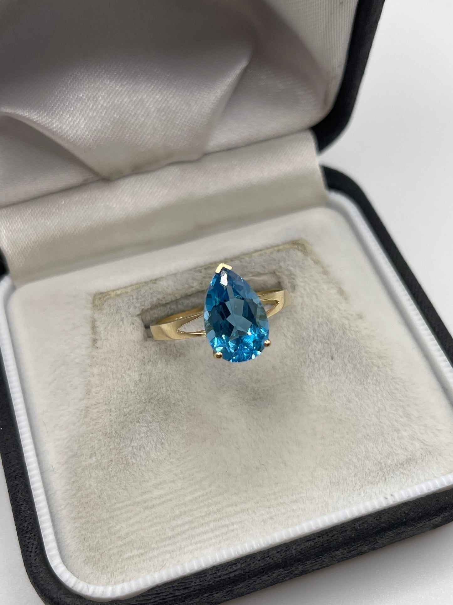 9ct gold blue topaz ring