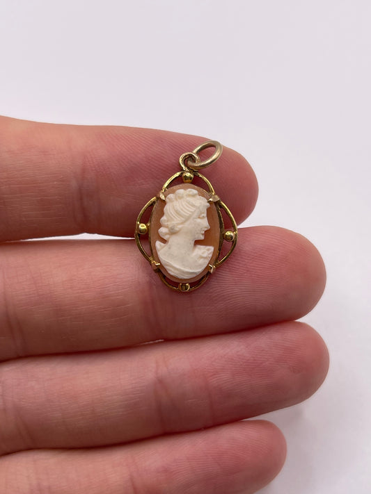 9ct gold cameo pendant