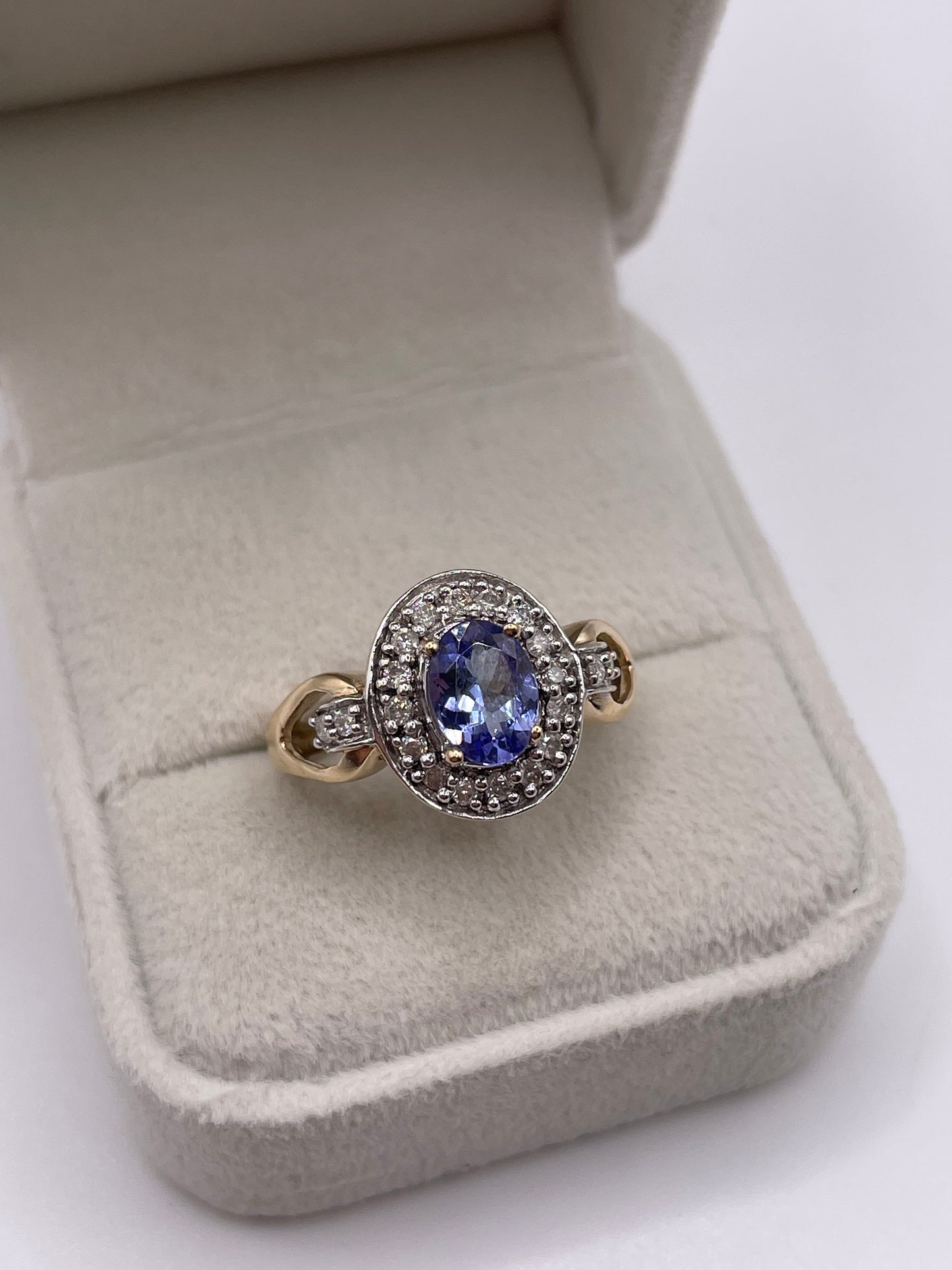 9ct gold tanzanite and diamond ring