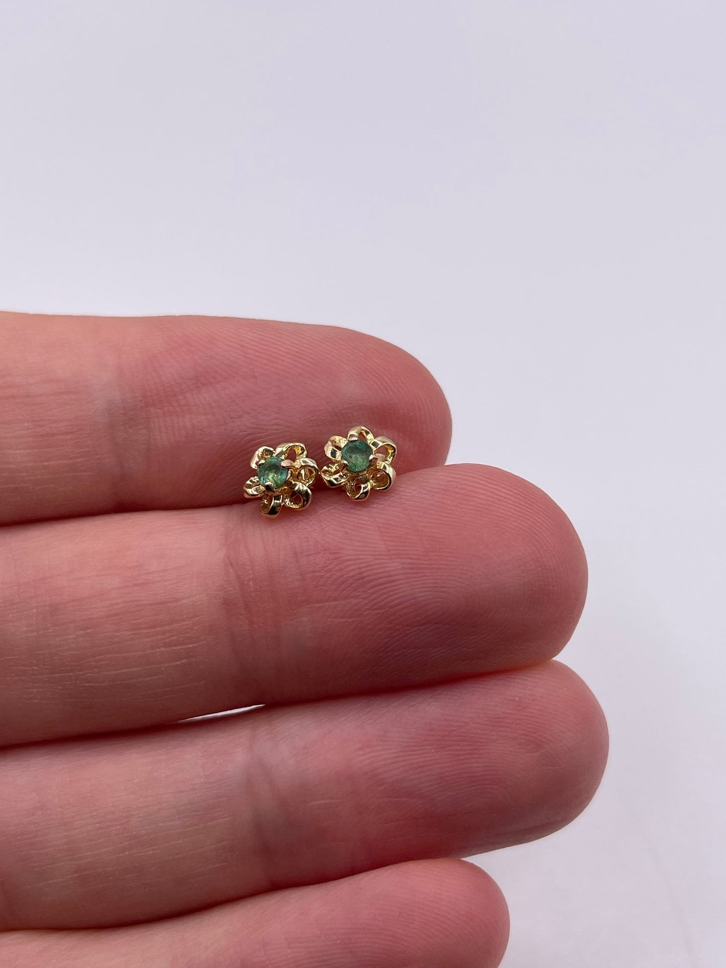 9ct gold emerald earrings