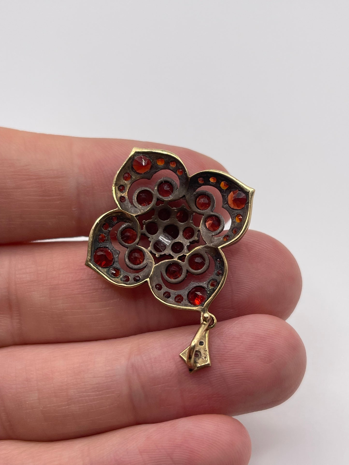 9ct gold garnet cluster pendant