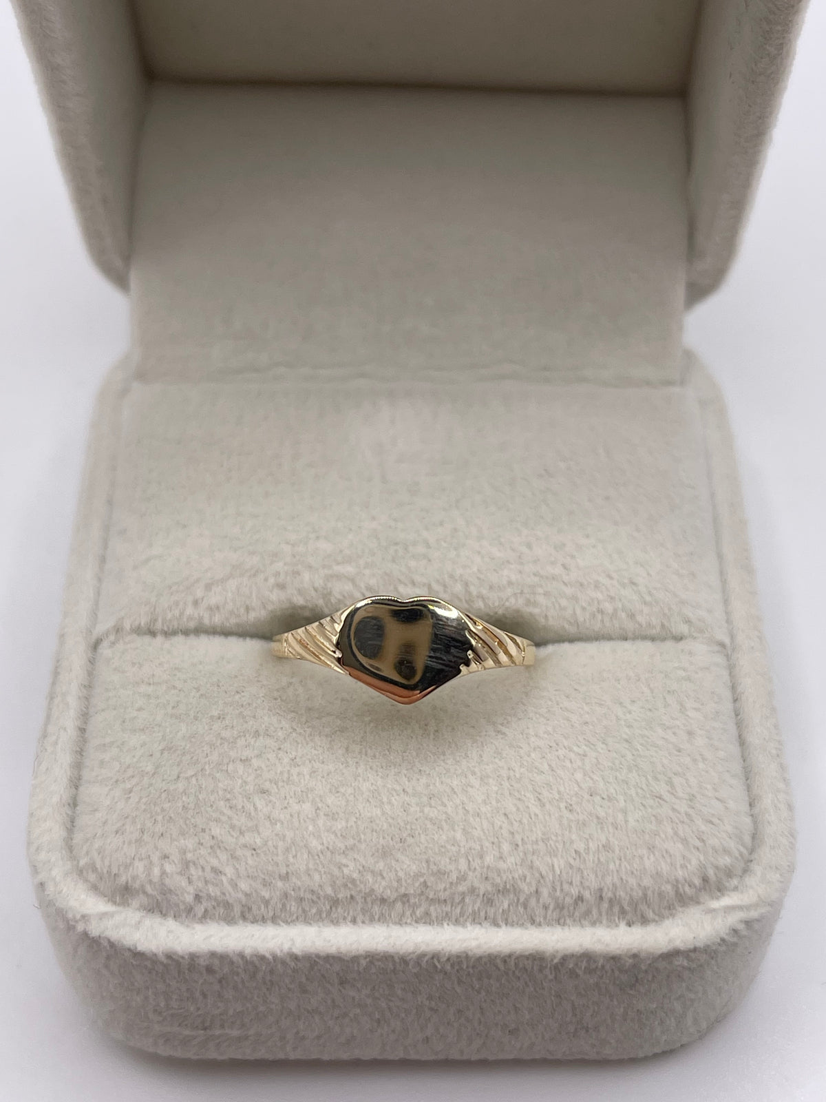9ct gold heart signet ring