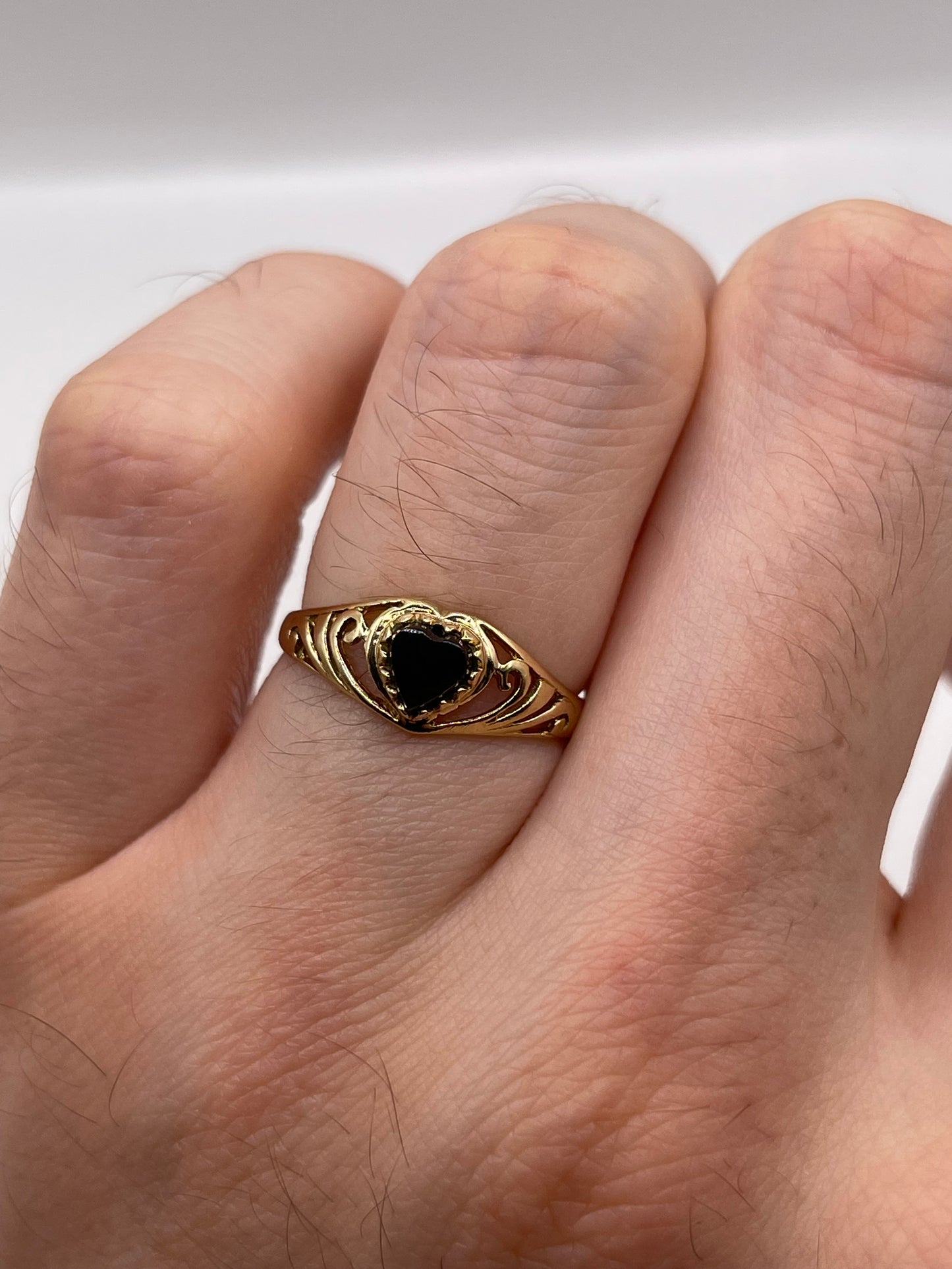9ct gold onyx heart ring