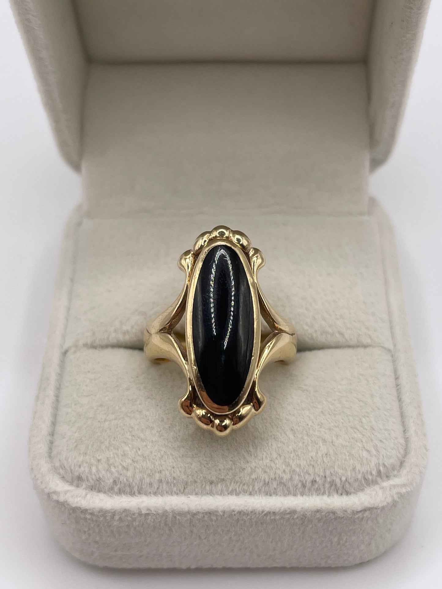 9ct gold Whitby jet ring