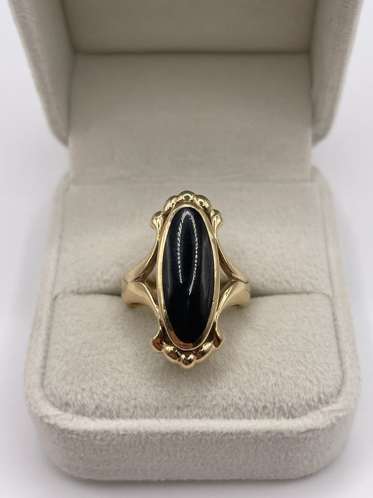 9ct gold Whitby jet ring