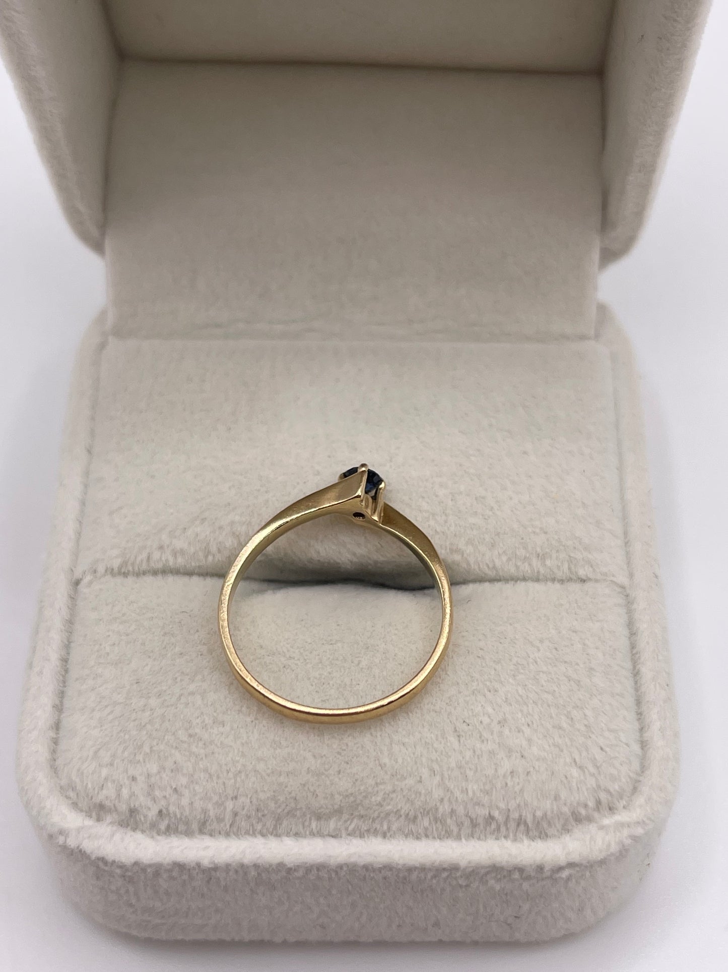 9ct gold sapphire ring