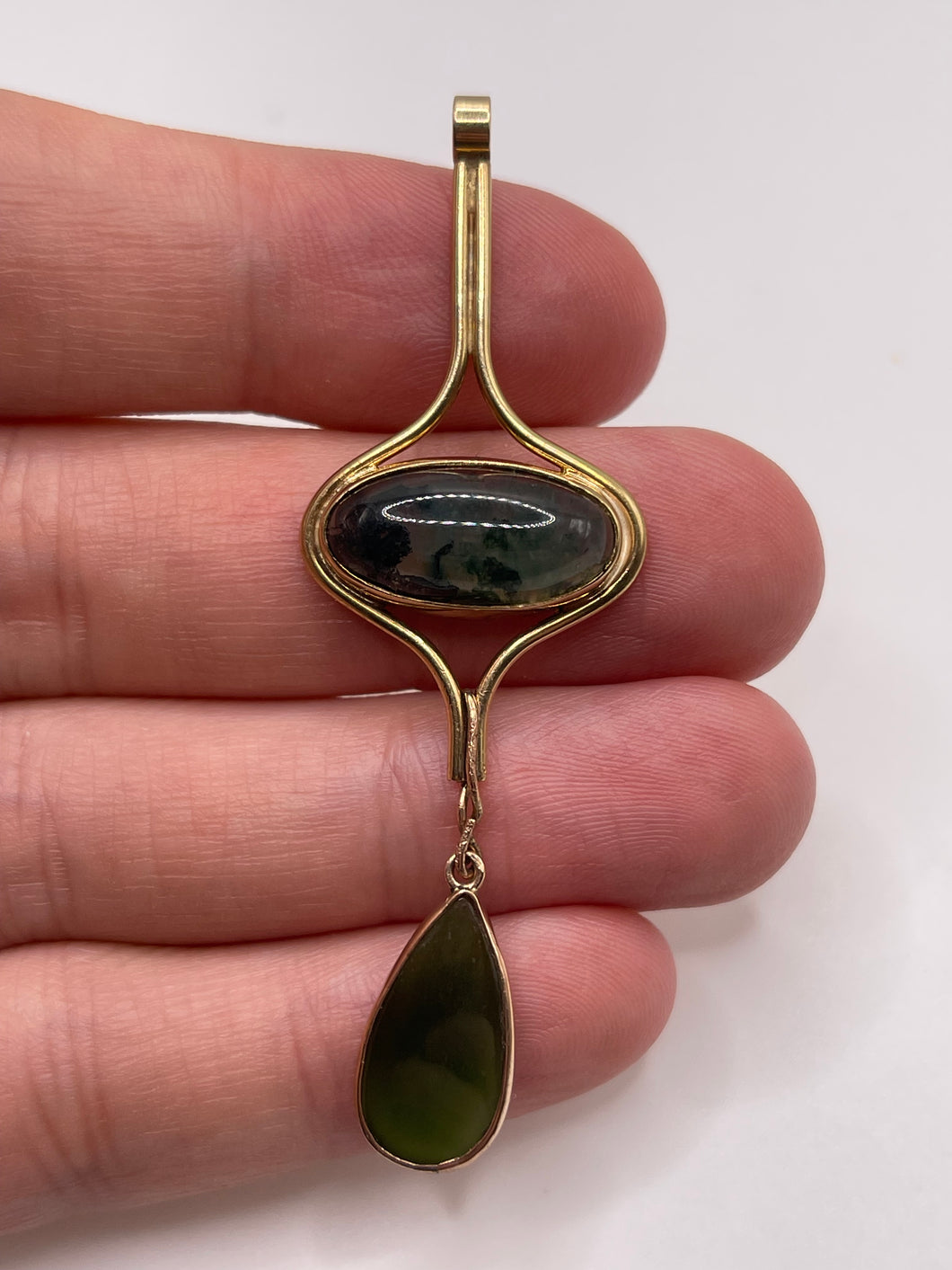 9ct gold agate and jade pendant