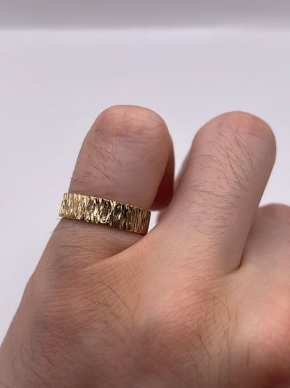 9ct gold patterned band