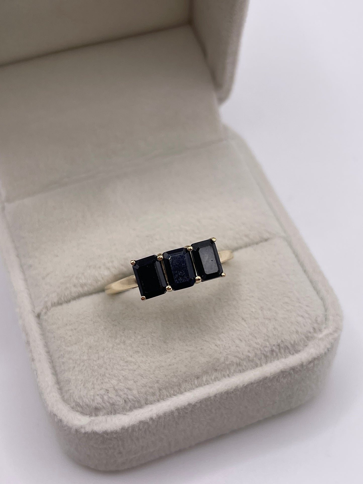 9ct gold sapphire ring