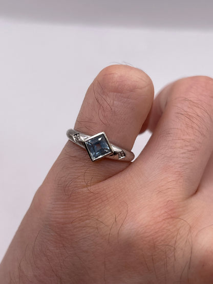 9ct white gold aquamarine and diamond ring
