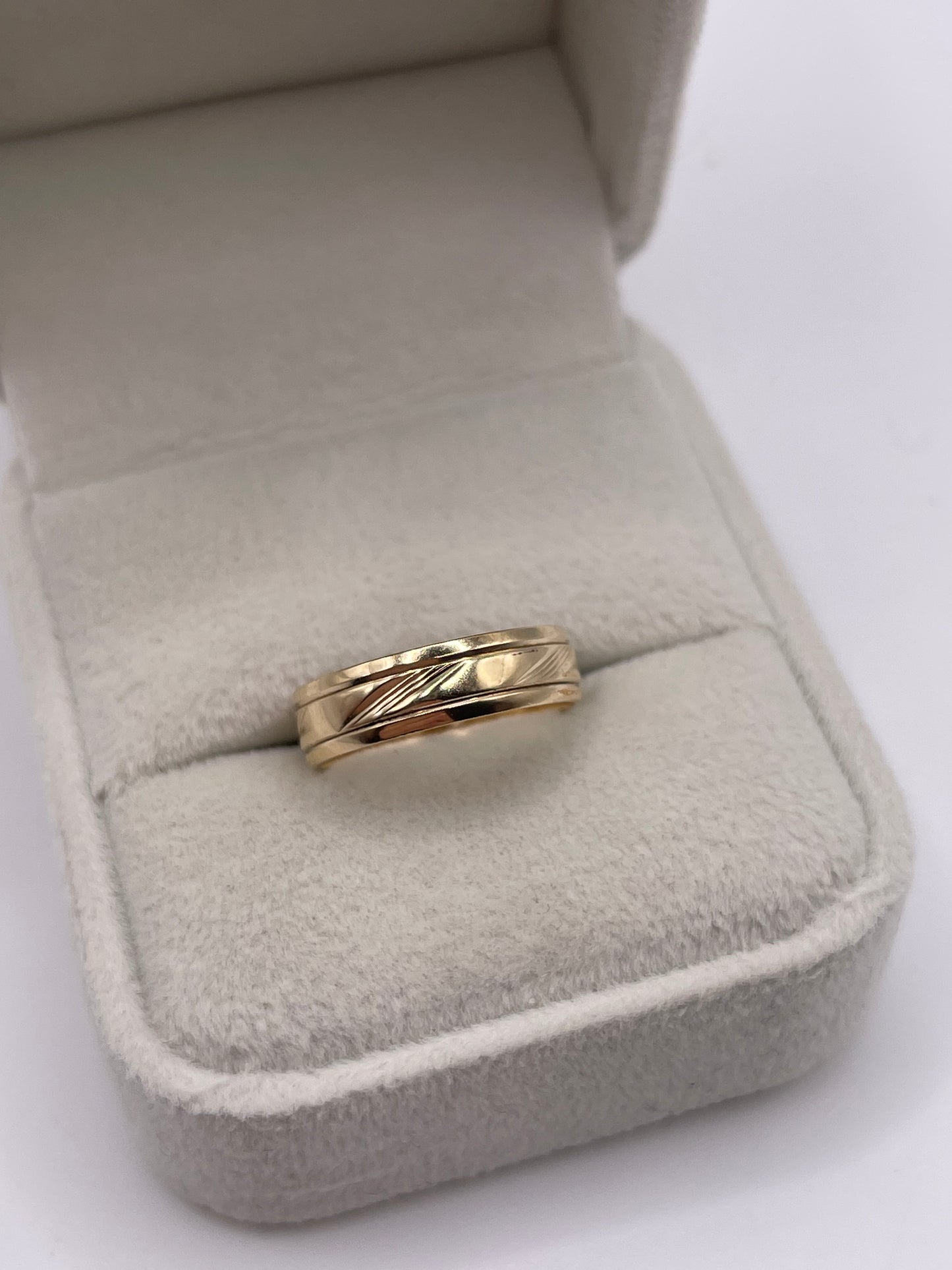 9ct gold patterned band