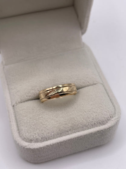 9ct gold patterned band