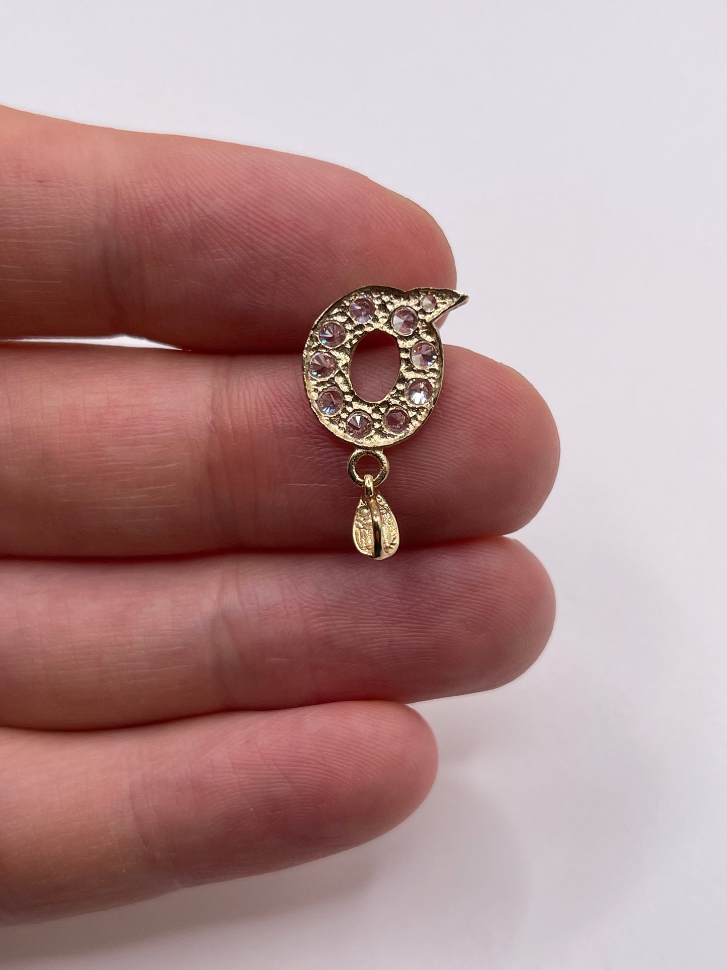 9ct gold cz initial Q pendant