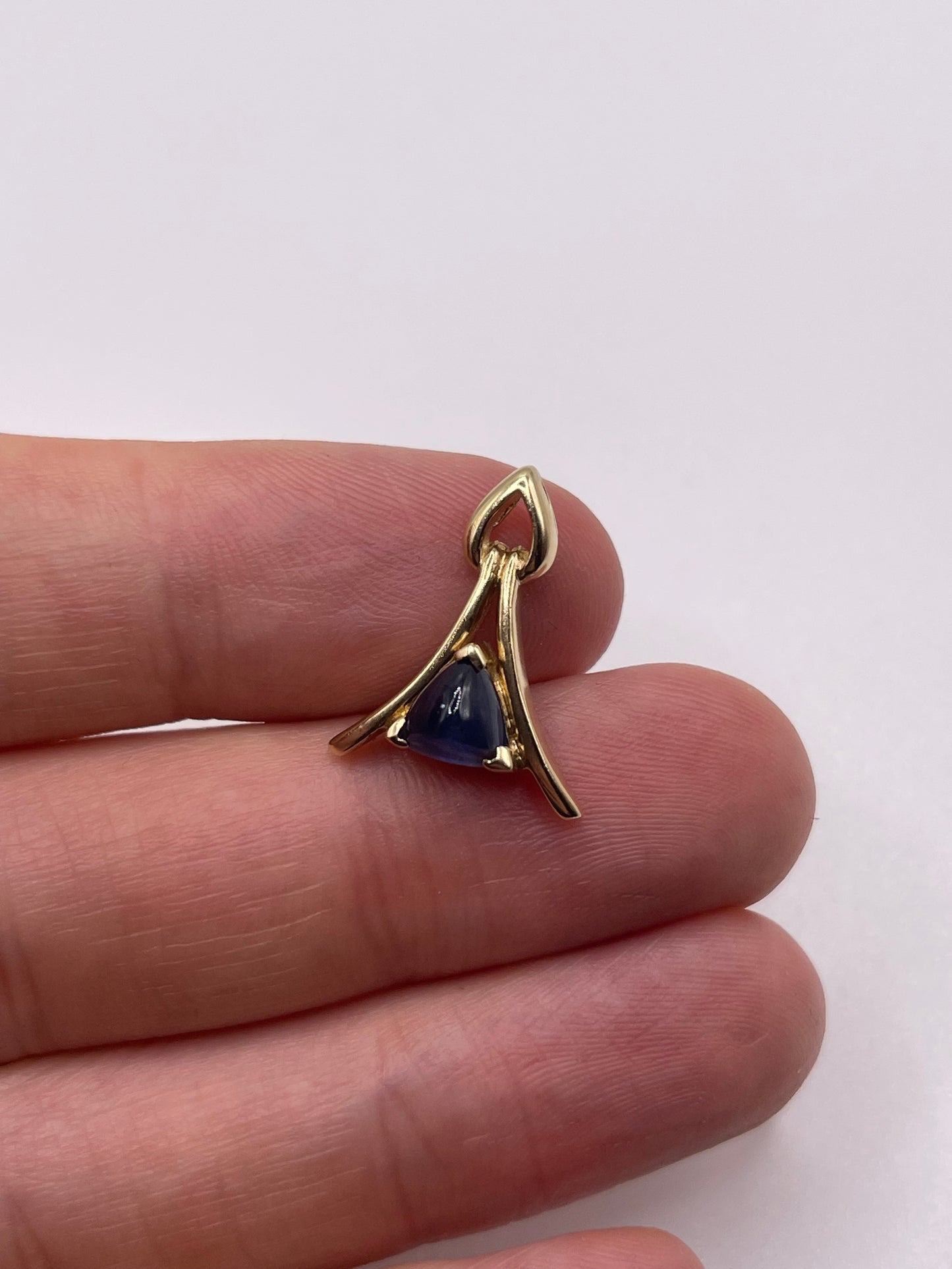 9ct gold cabochon sapphire pendant