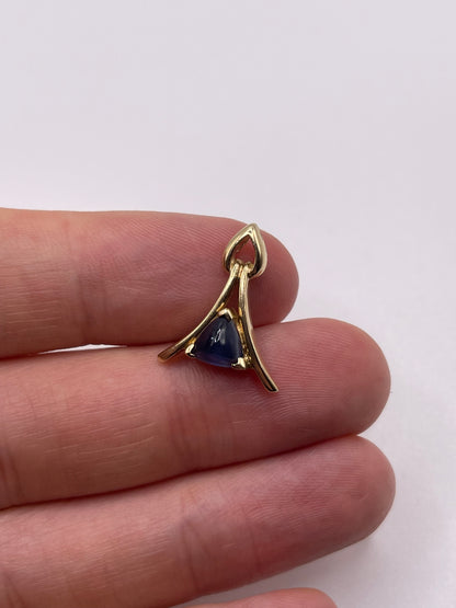 9ct gold cabochon sapphire pendant