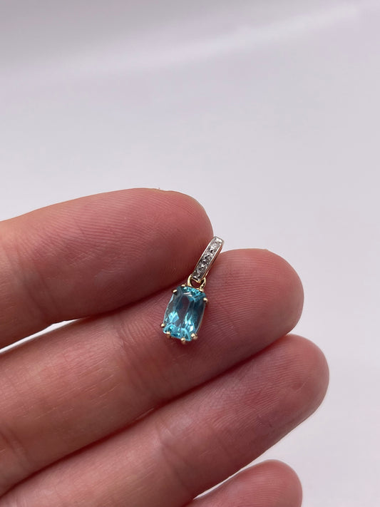 9ct gold topaz and diamond pendant