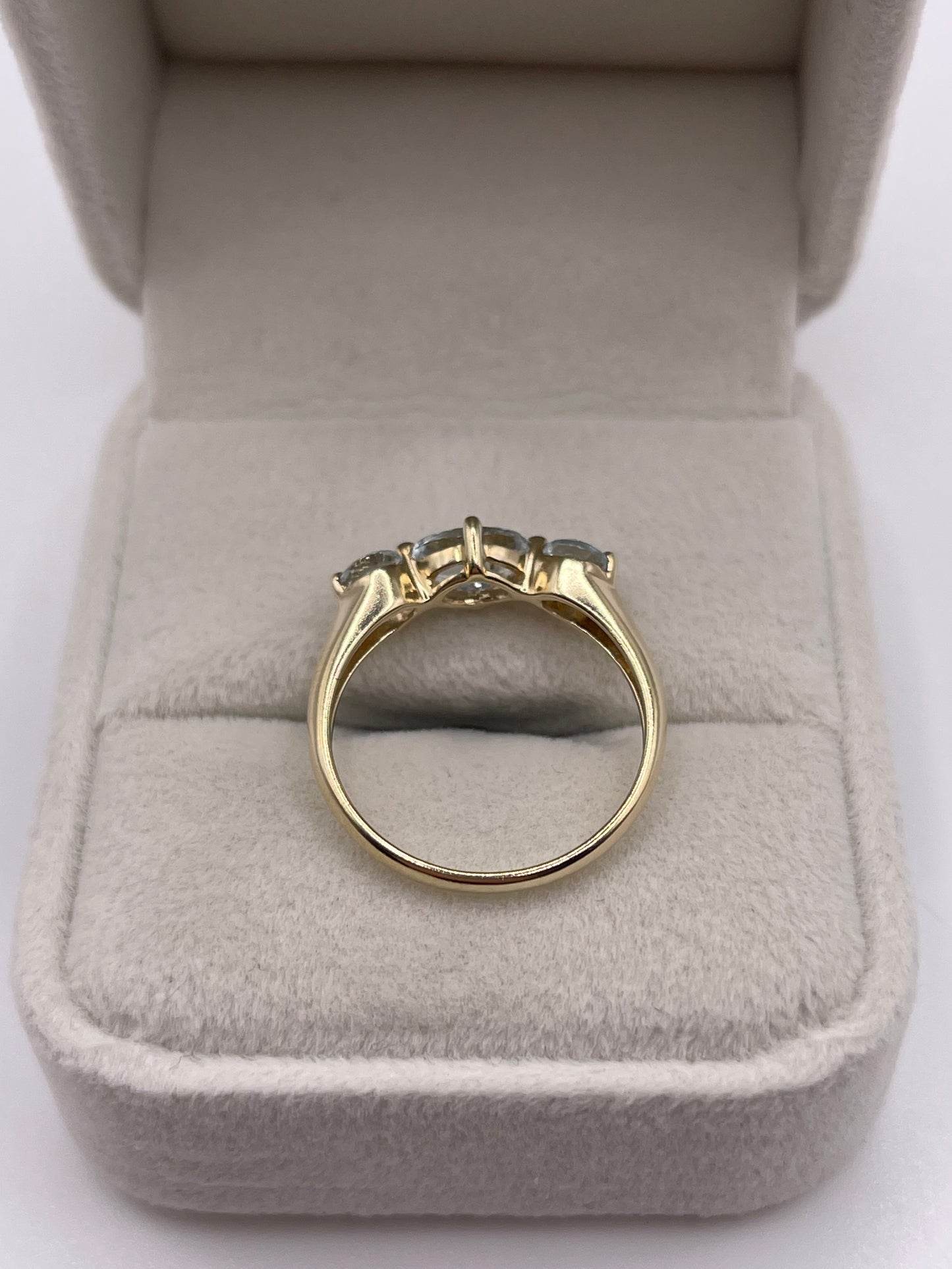 9ct gold aquamarine ring