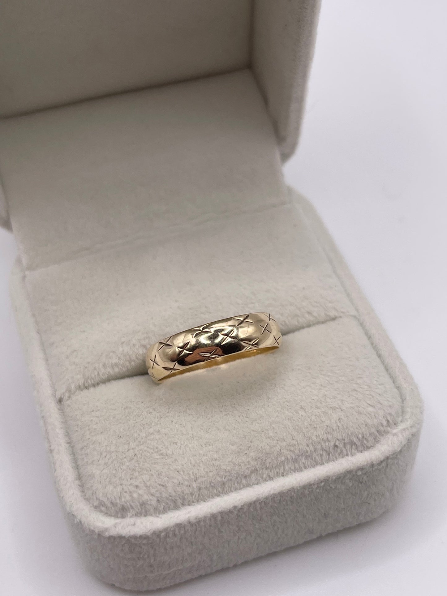 9ct gold patterned band