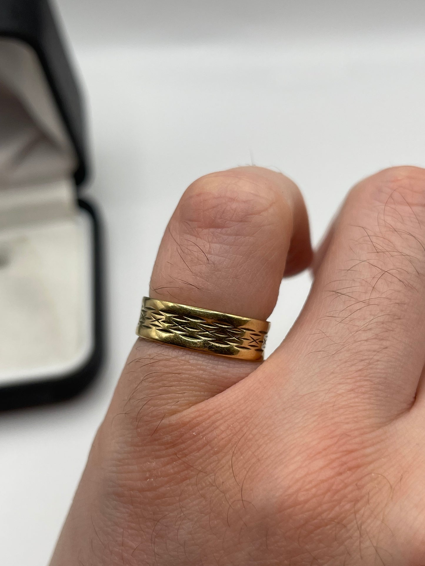 9ct gold engraved band