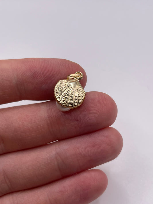 9ct gold pearl oyster charm
