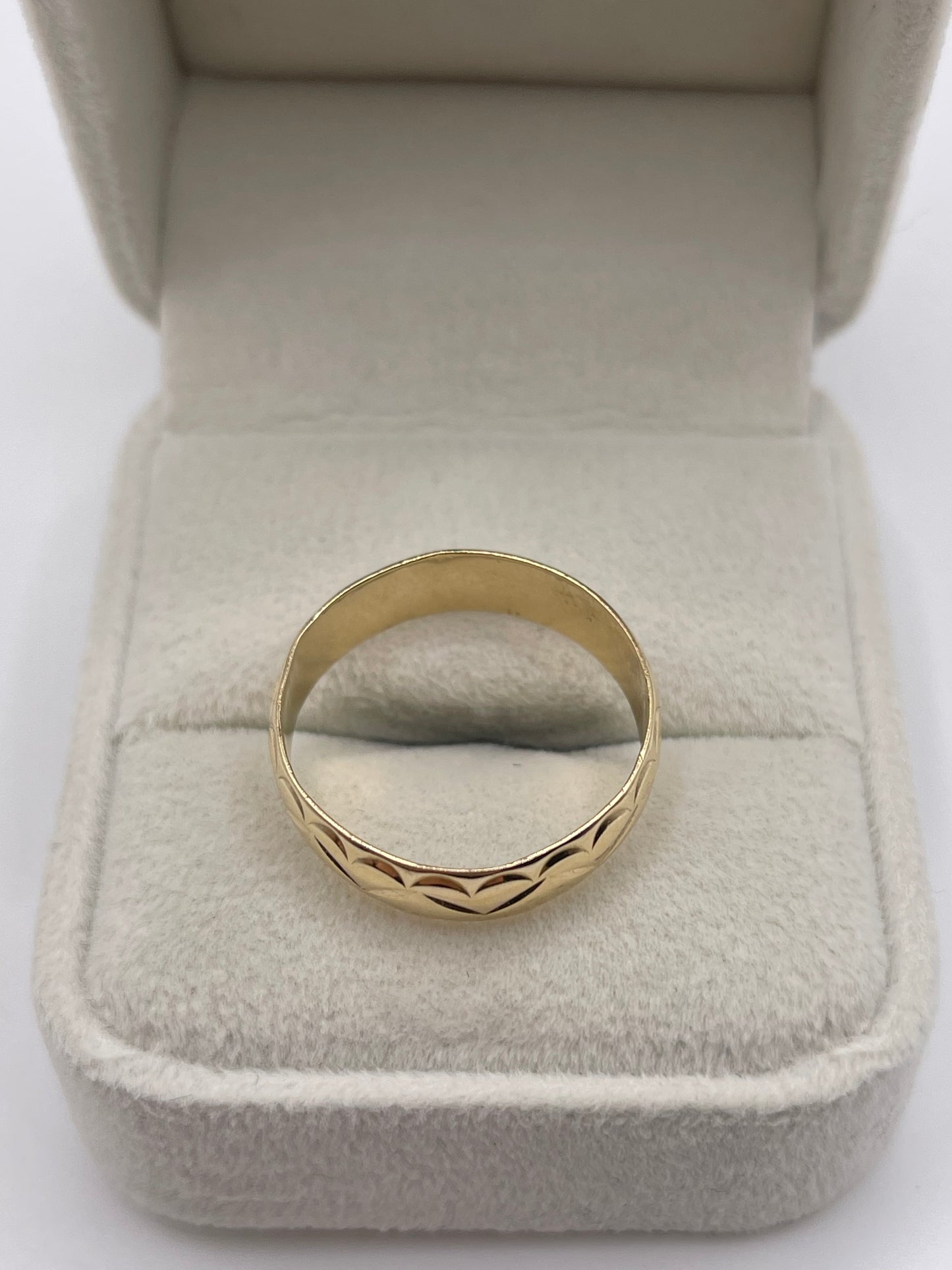 9ct gold patterned band