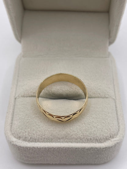 9ct gold patterned band