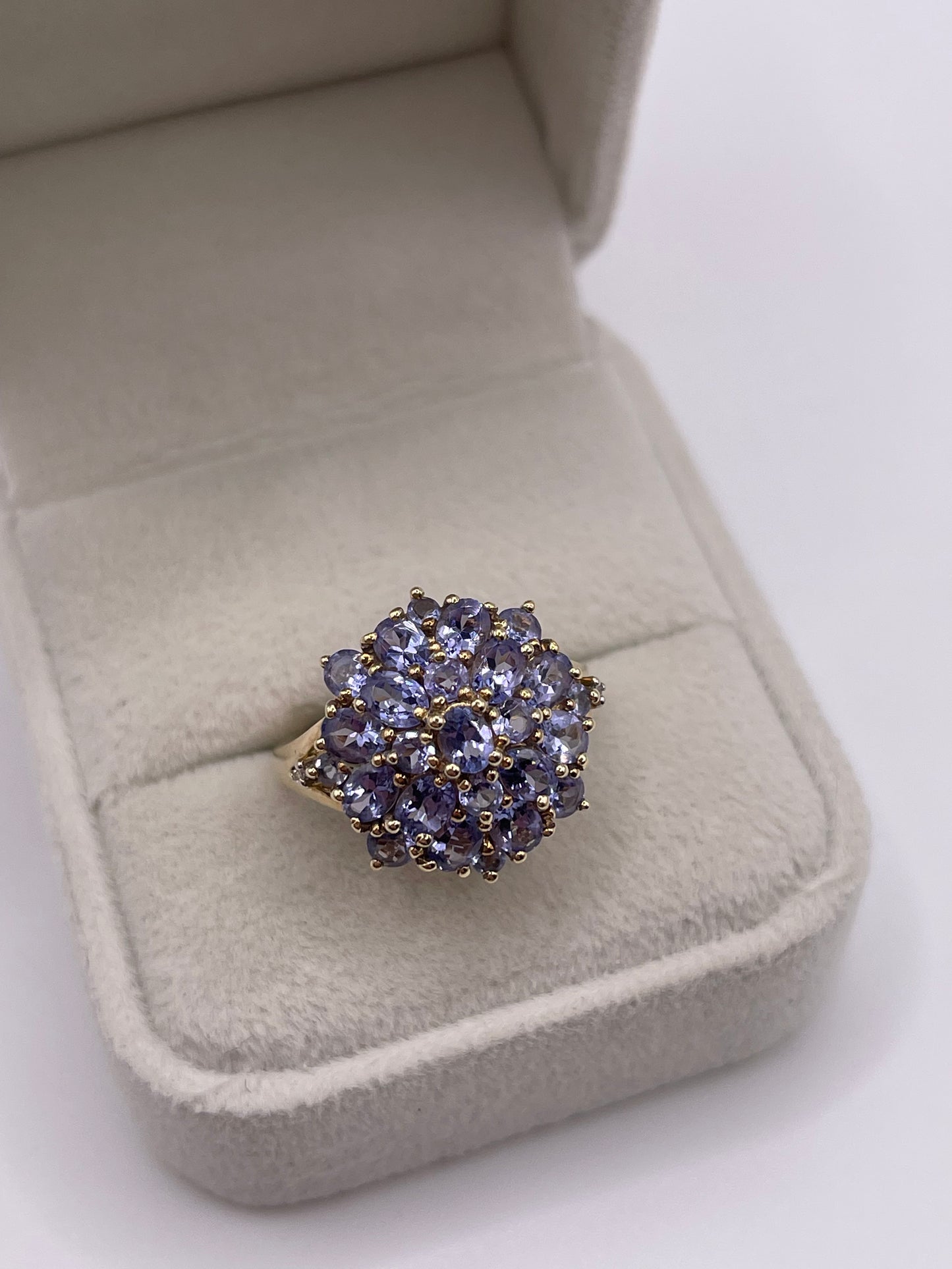 9ct gold tanzanite and diamond ring