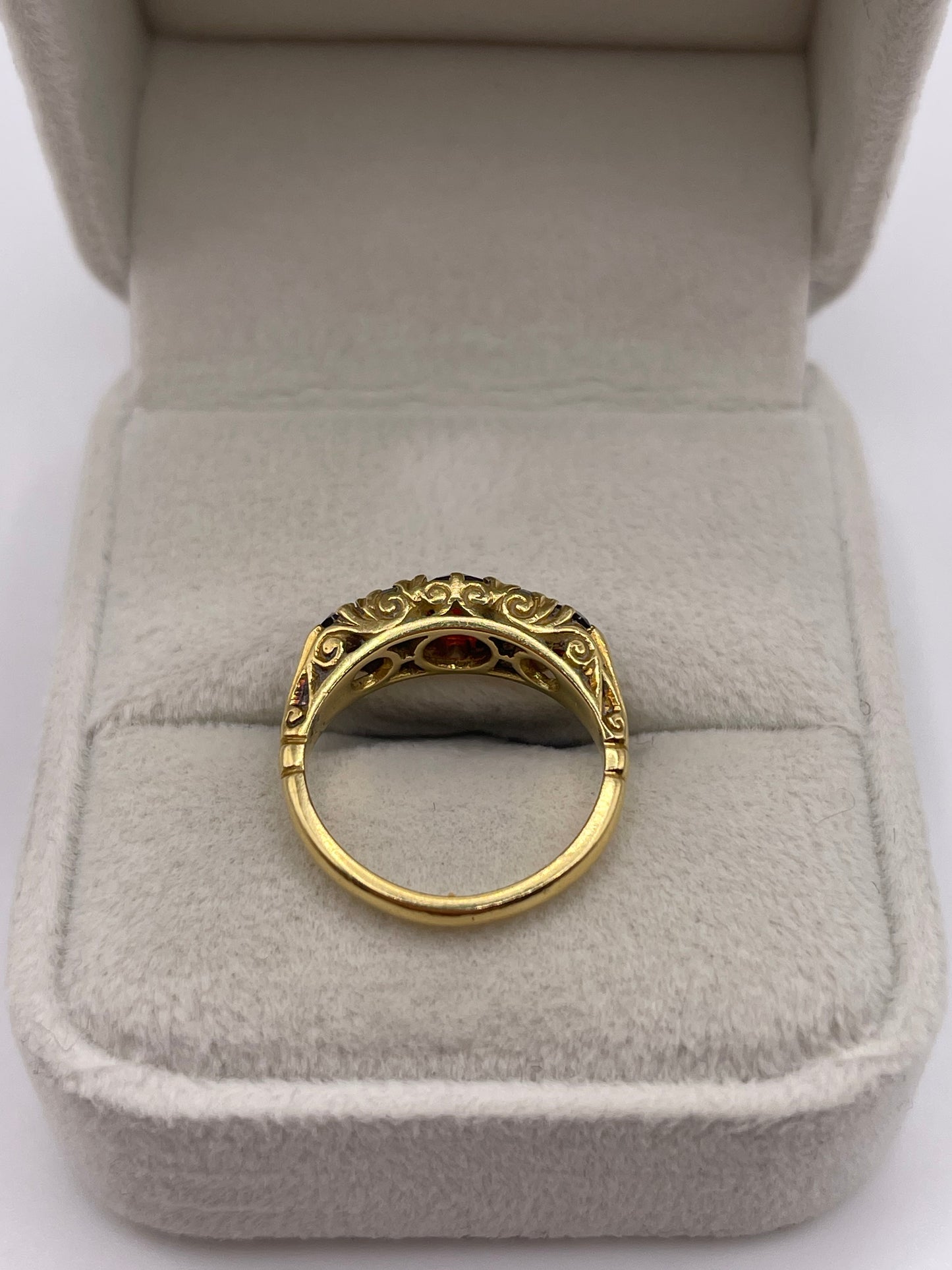 18ct gold garnet and diamond ring