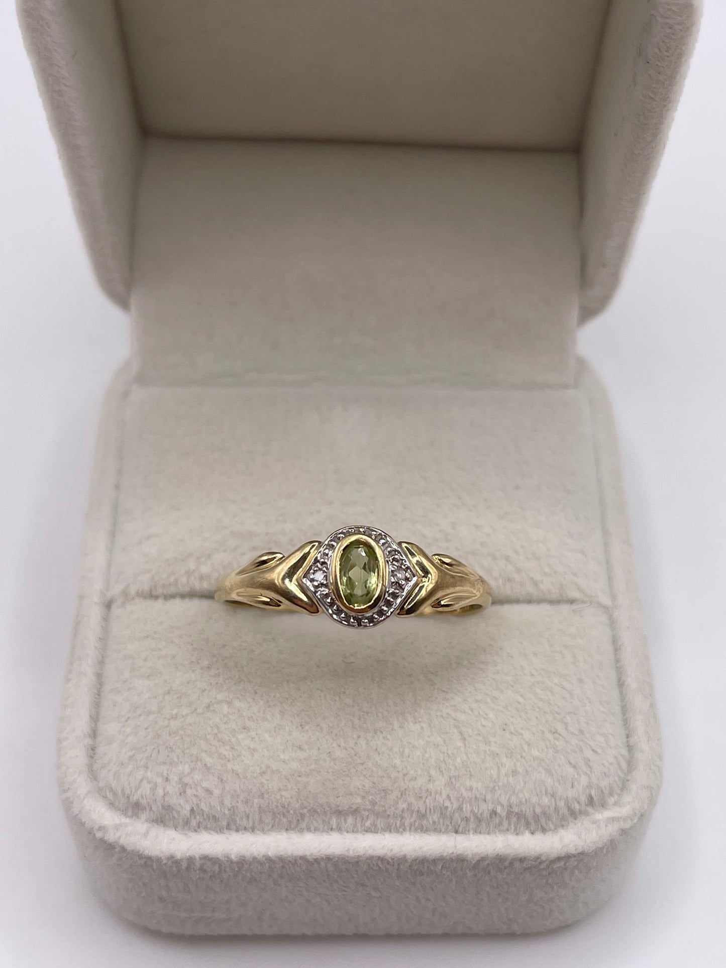 9ct gold peridot and diamond ring