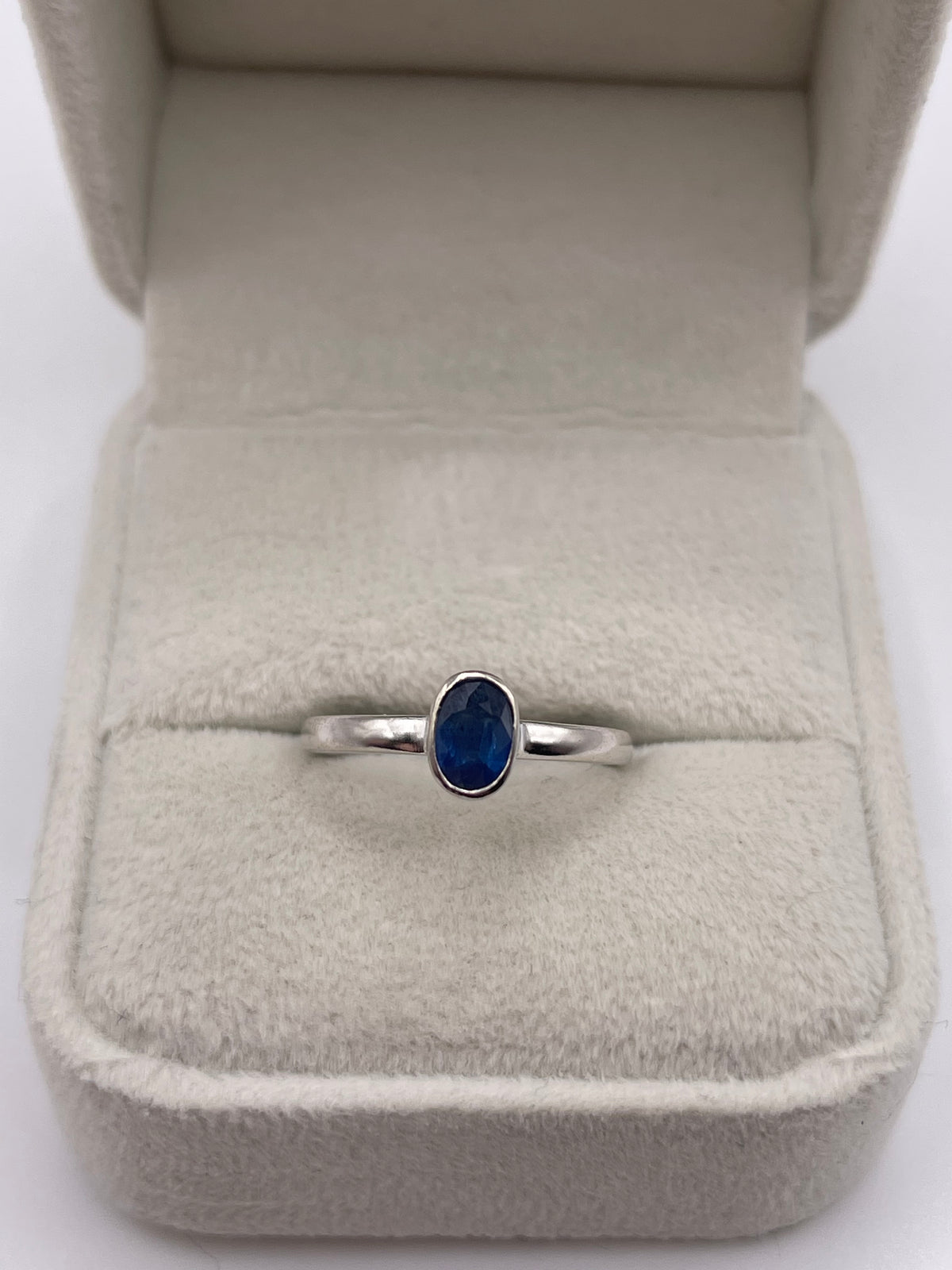 18ct white gold sapphire ring