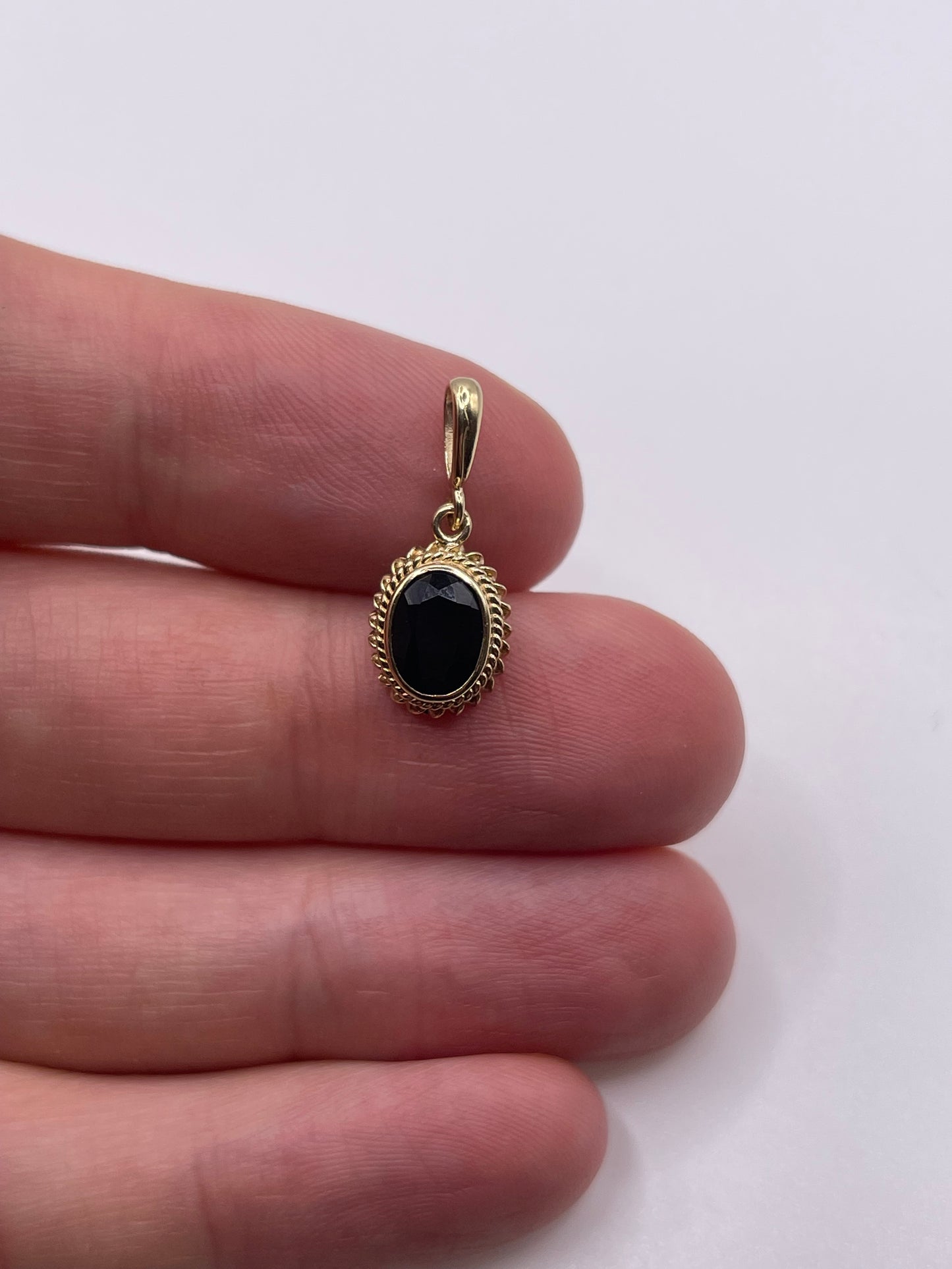9ct gold sapphire pendant