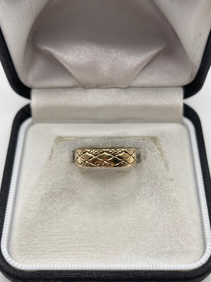 9ct gold patterned band