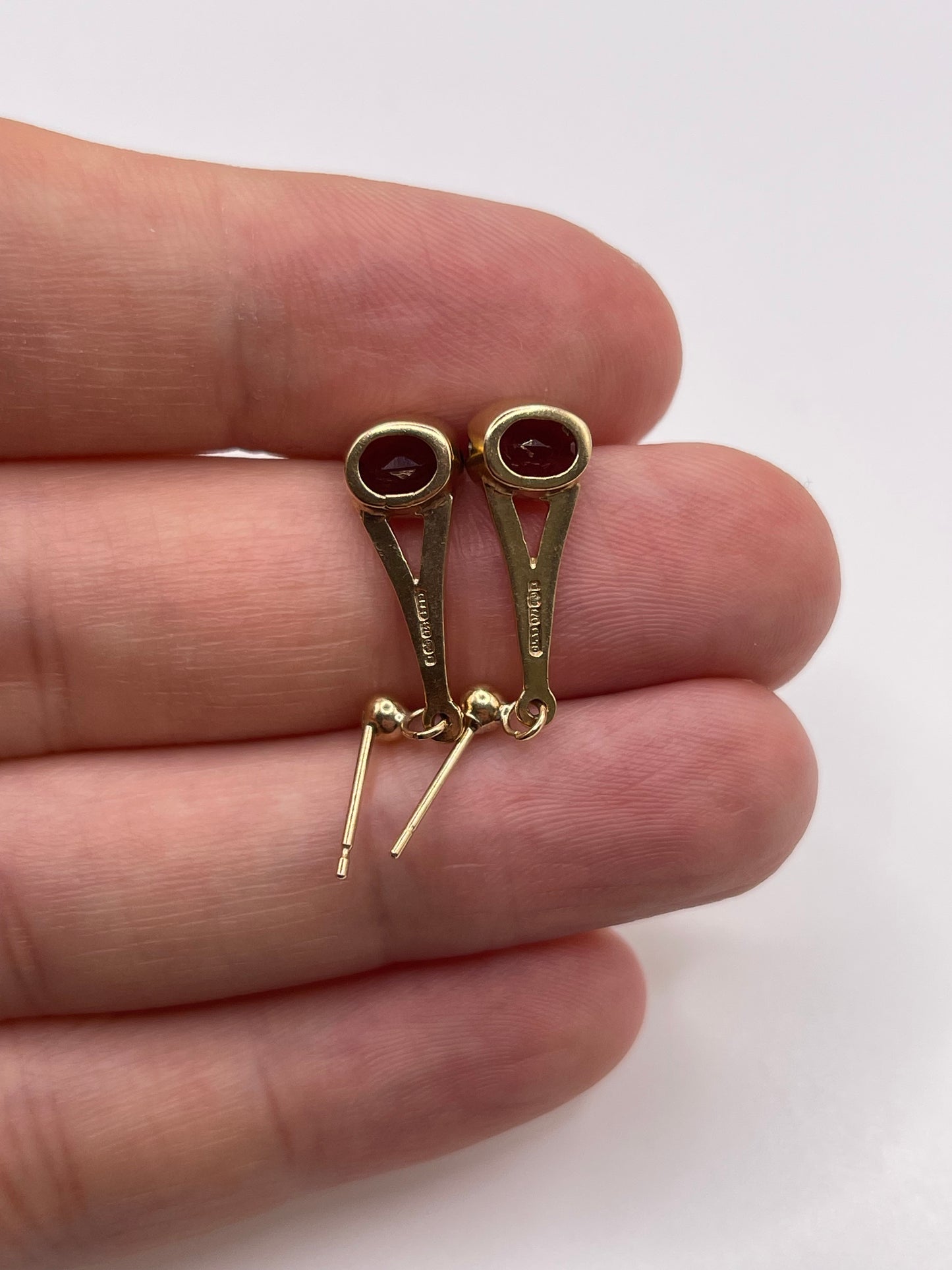 9ct gold garnet earrings