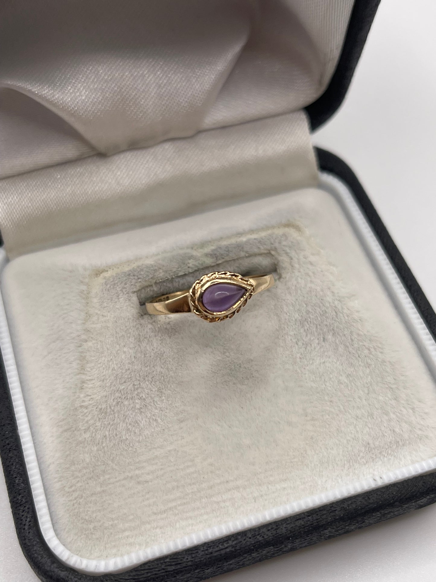 9ct gold cabochon amethyst ring