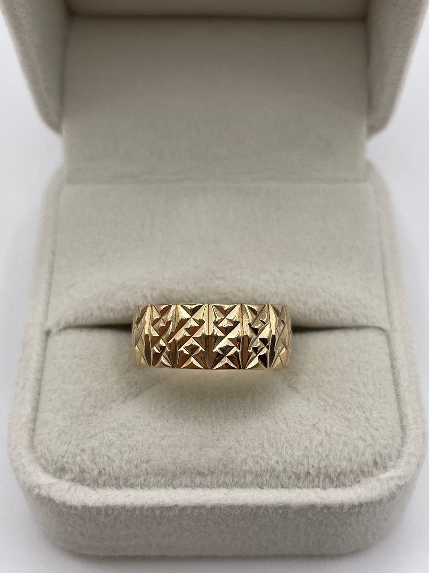 9ct gold patterned band