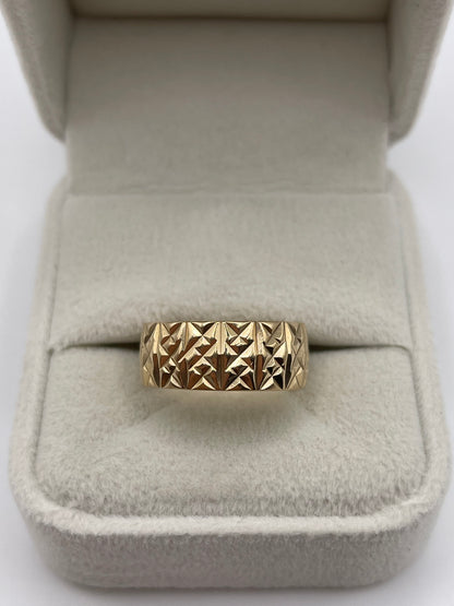 9ct gold patterned band