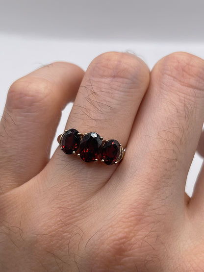 9ct gold garnet and diamond ring