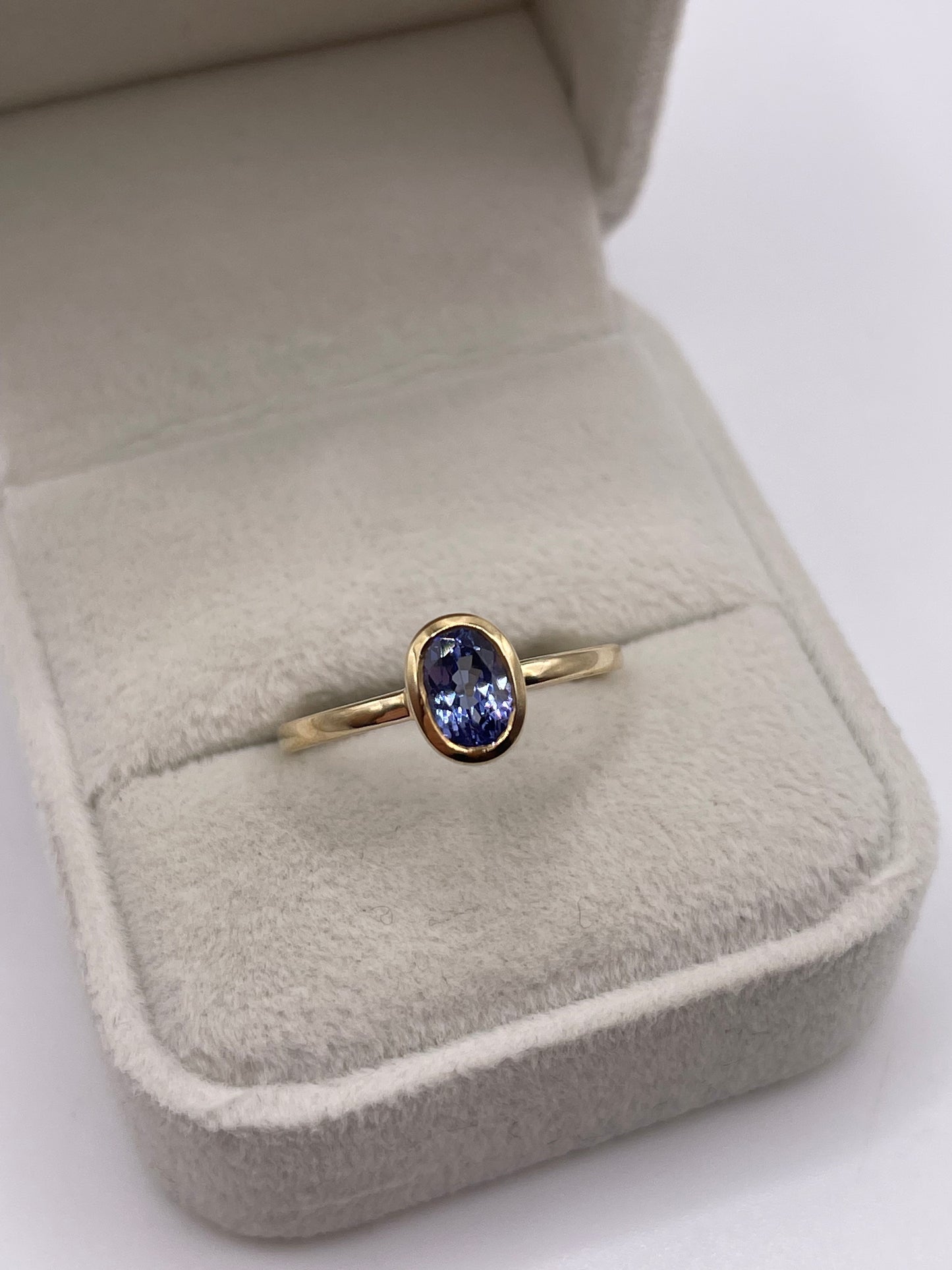9ct gold tanzanite ring