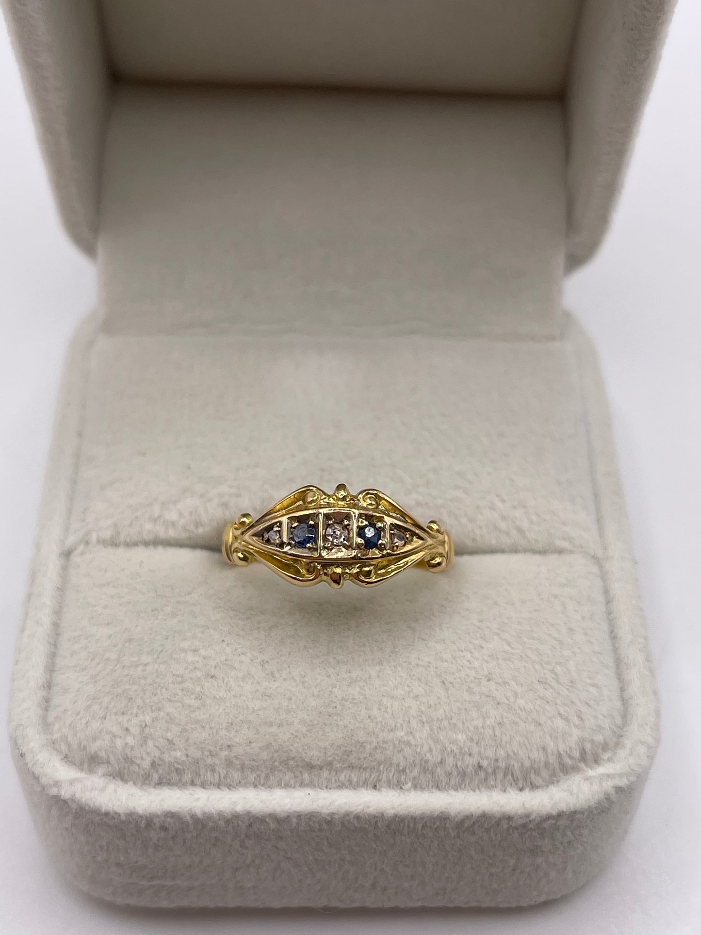 Antique 18ct gold sapphire and diamond ring