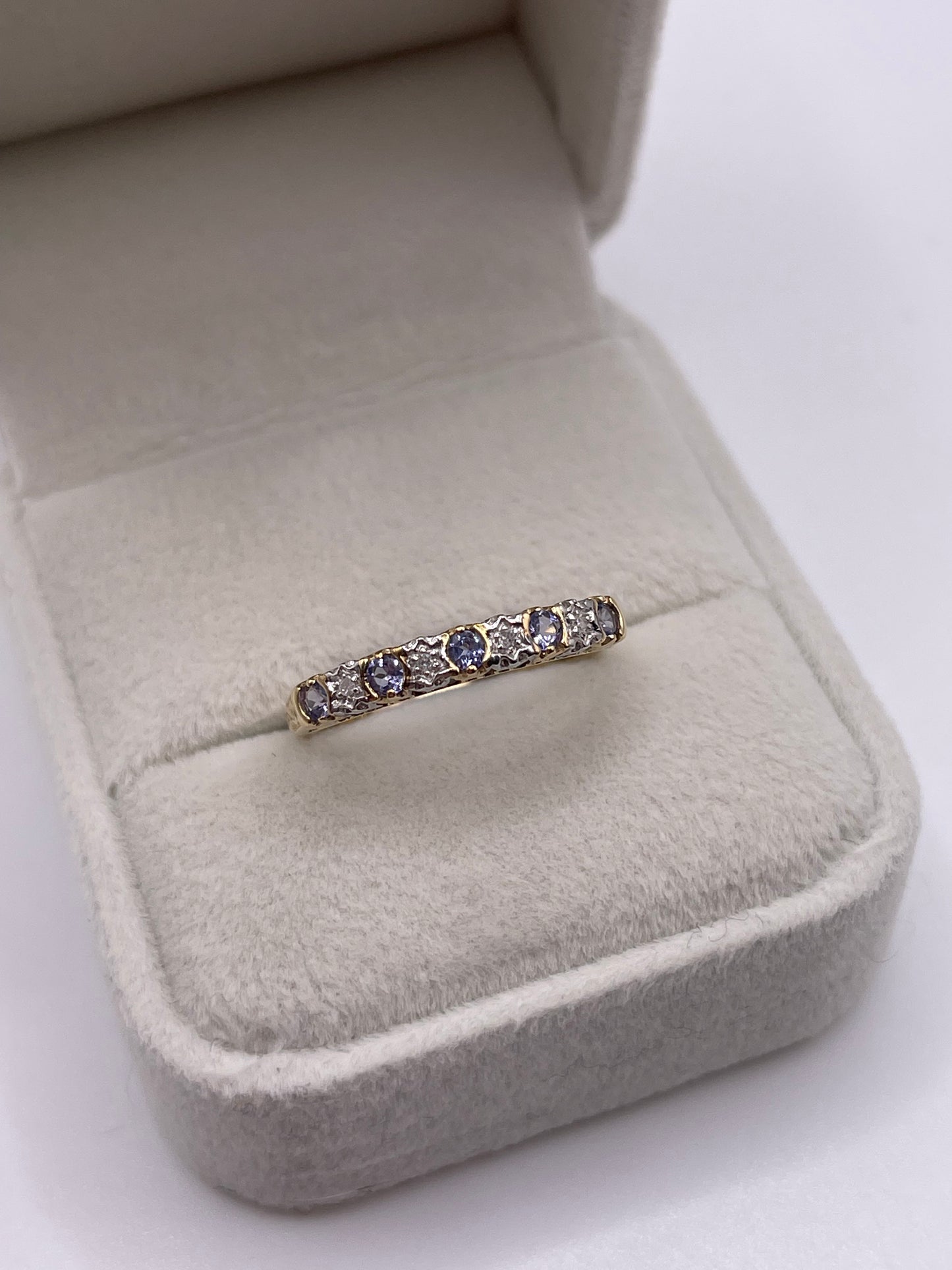 9ct gold tanzanite and diamond ring