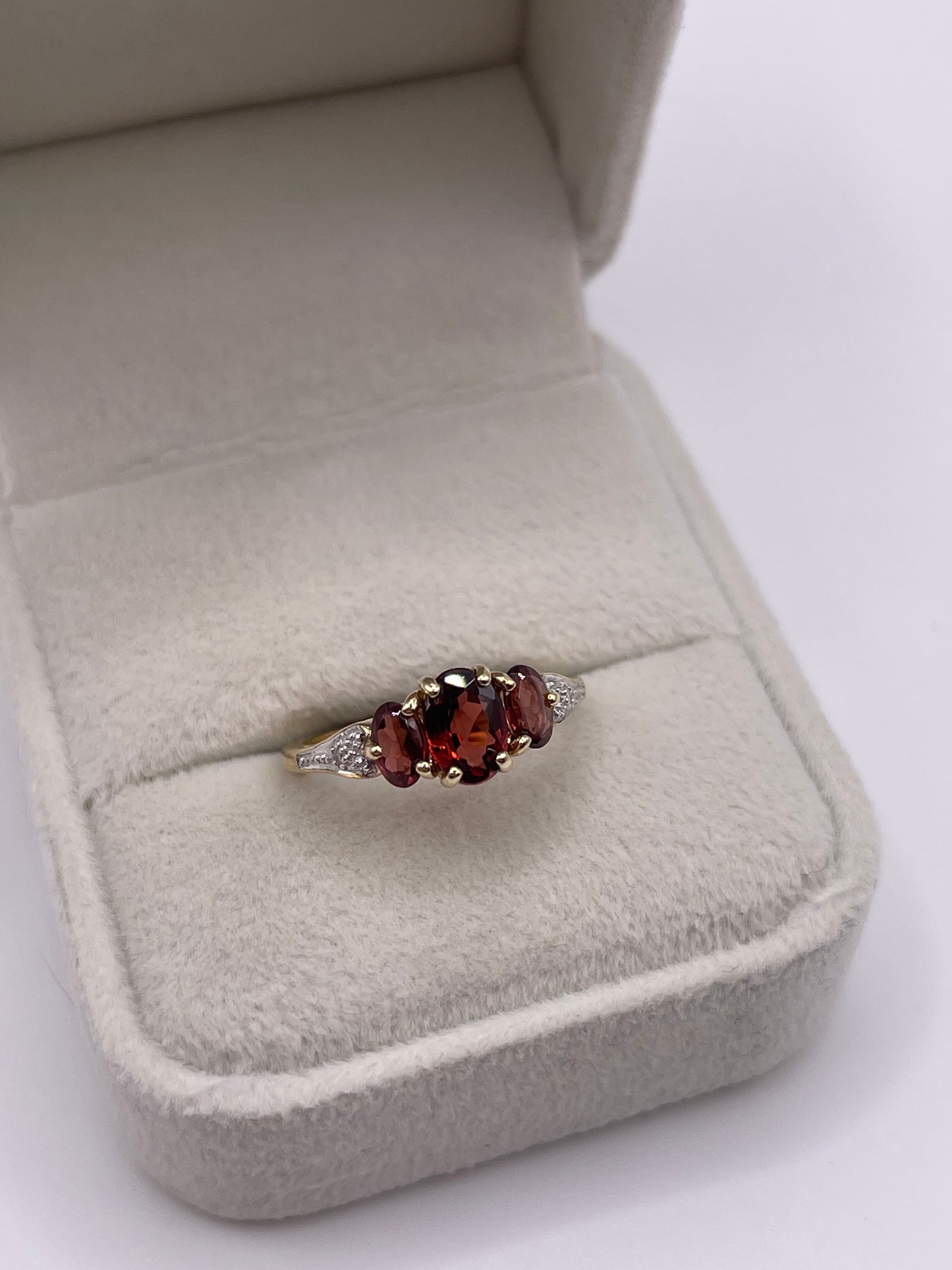 9ct gold garnet and diamond ring