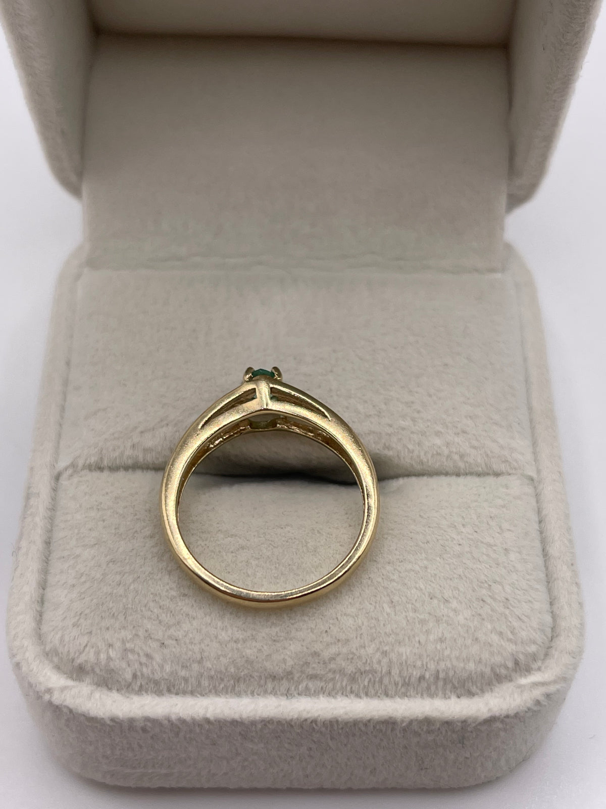 9ct gold emerald and diamond ring