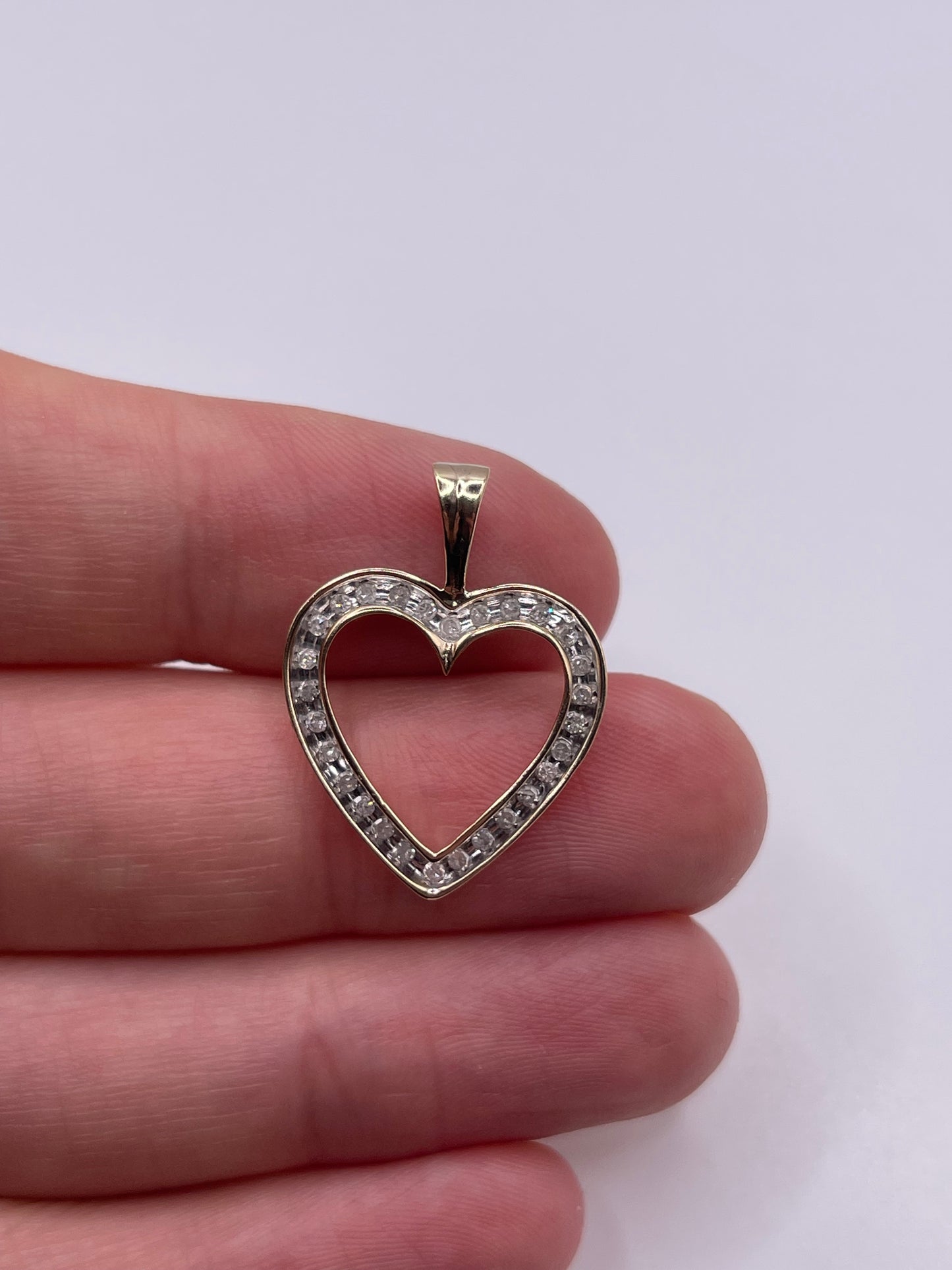 9ct gold diamond heart pendant
