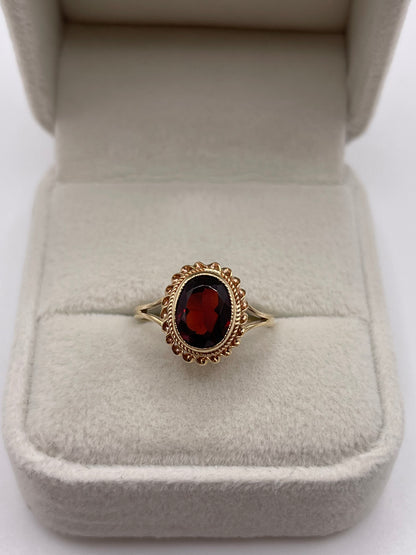 9ct gold garnet ring
