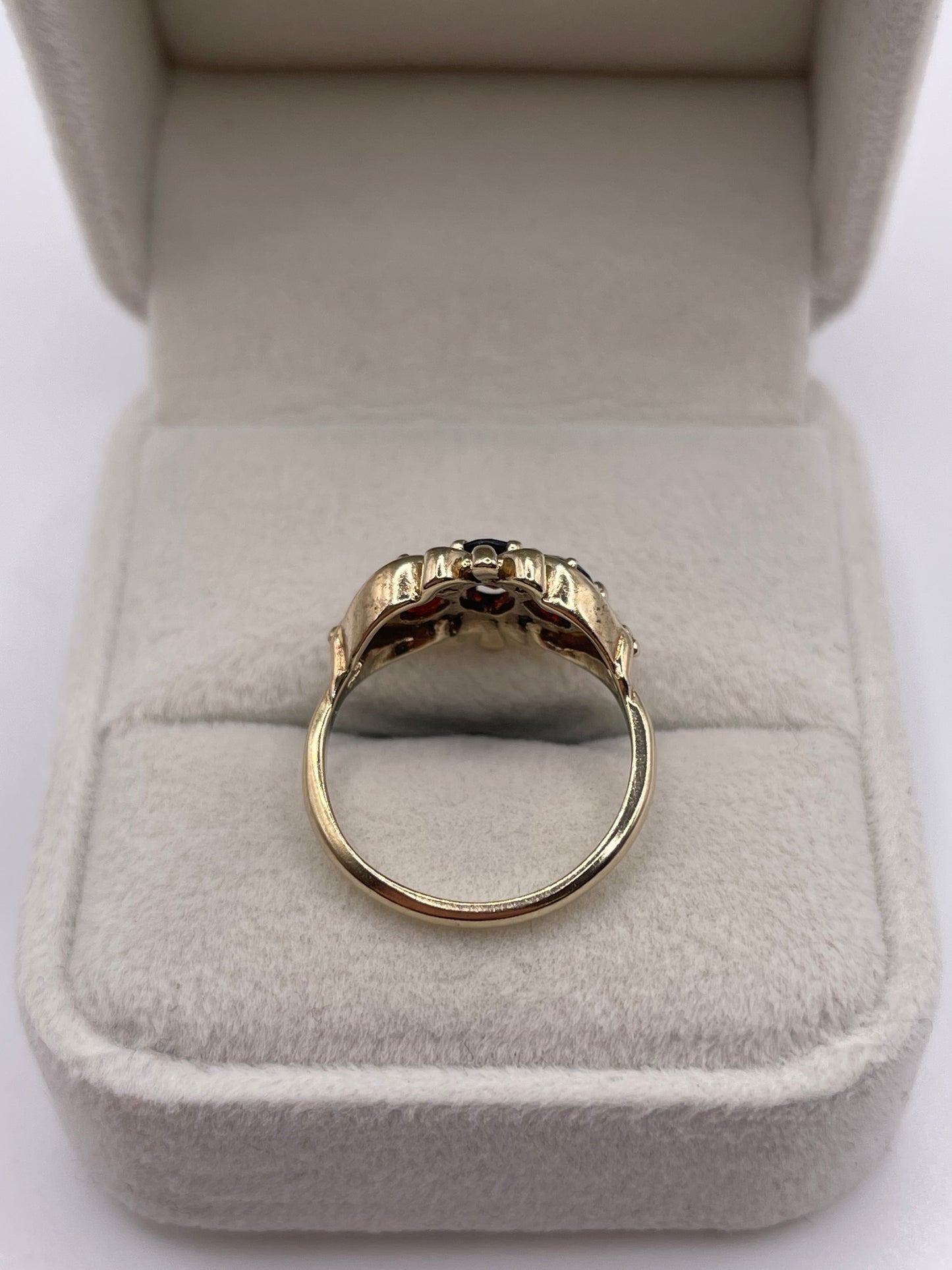 9ct gold garnet ring