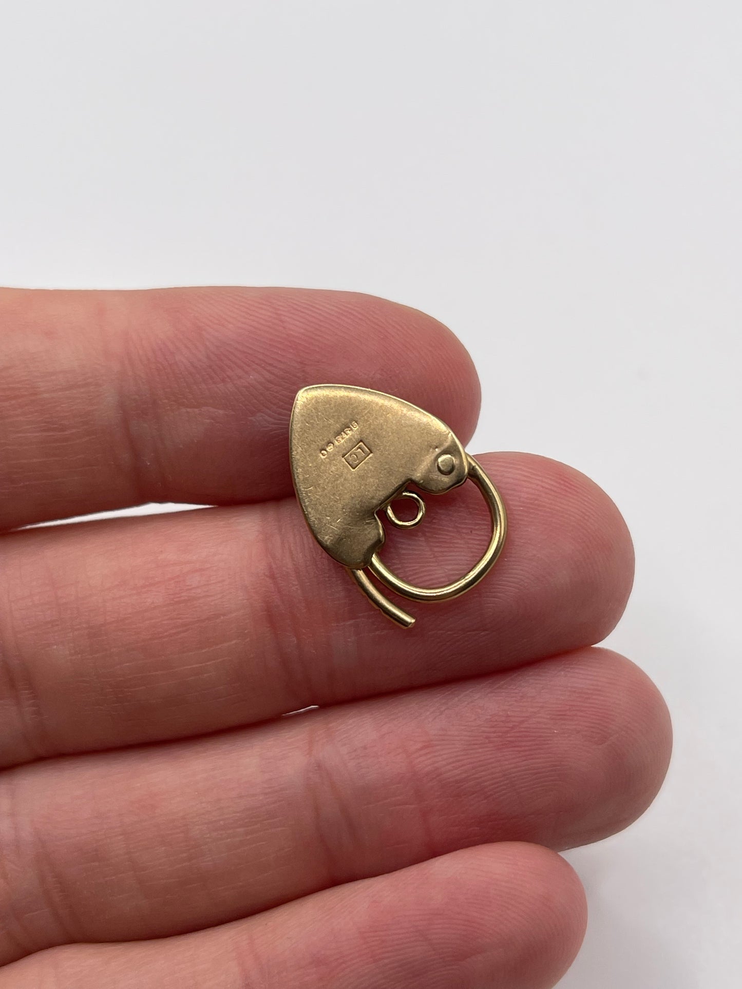 9ct gold padlock (E)